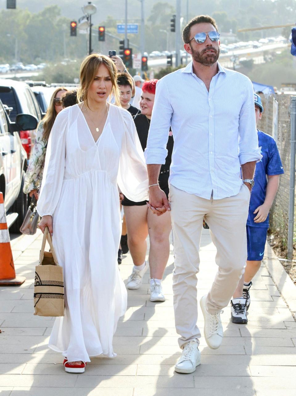 Ben Affleck and Jennifer Lopez have braved the insane heat and headed to Malibu Chili to cook in Malibu